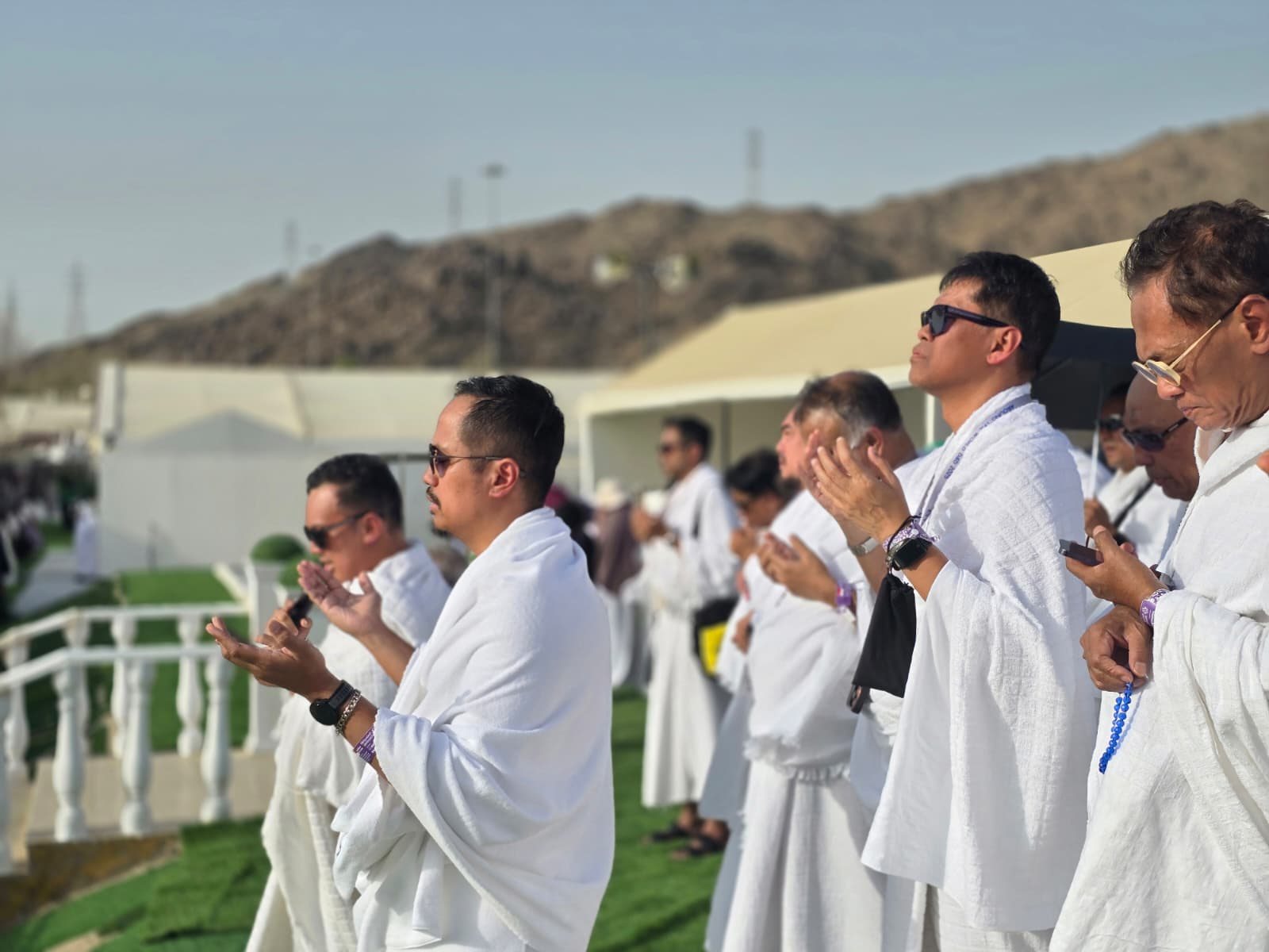 Jema’ah in ihram raising their hands in du’a at Arafah