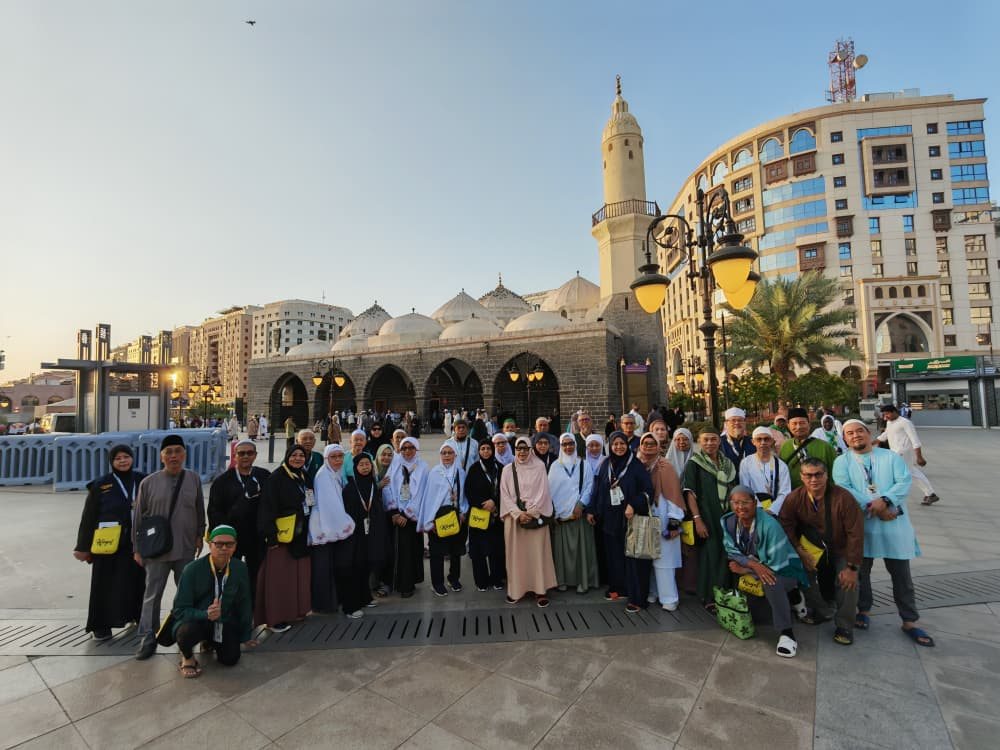 Hagel jema’ah in front of Masjid Ghamamah, Madinah