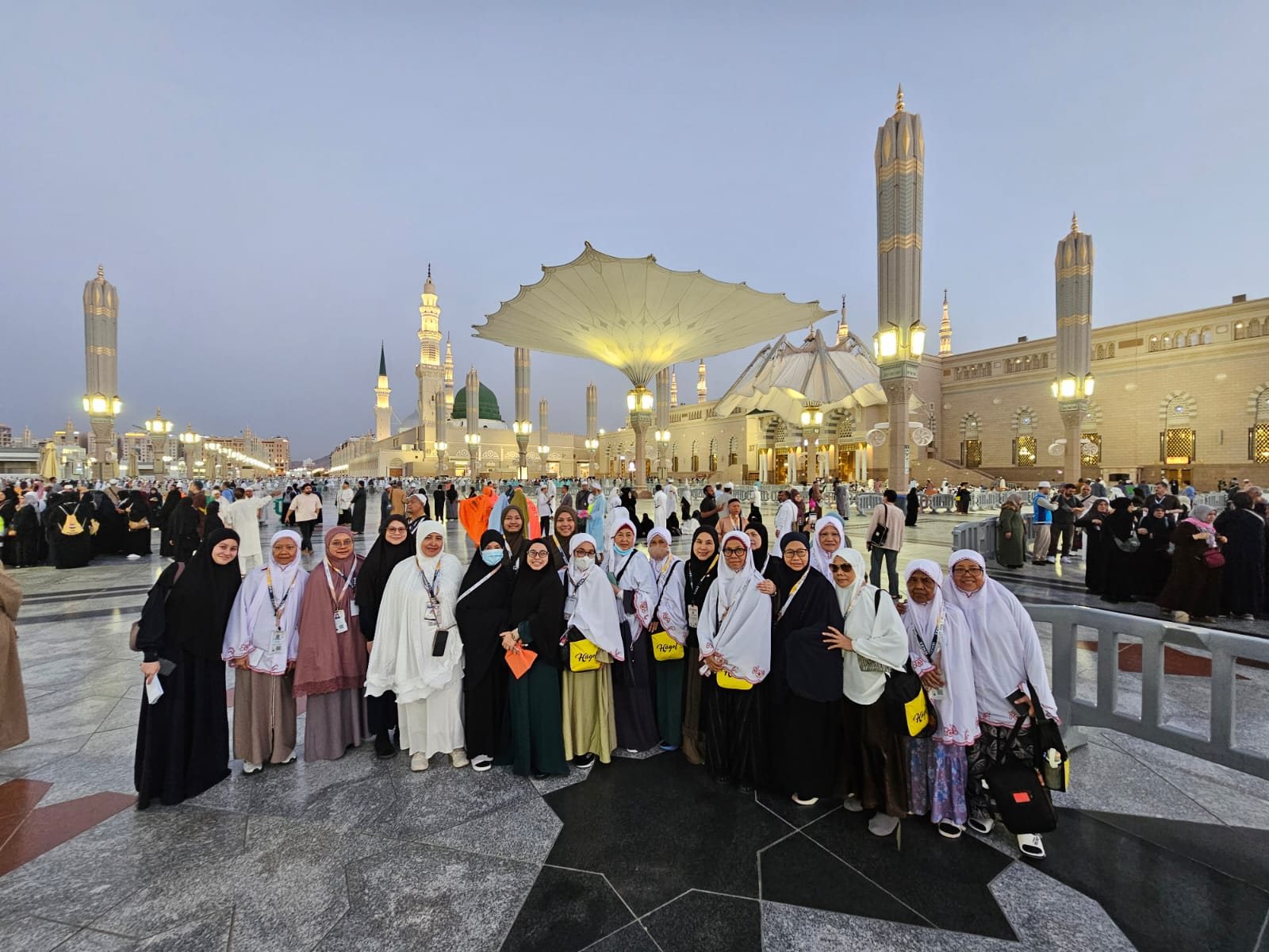 Hagel jema’ah in the courtyard of Masjid Nabawi at dusk