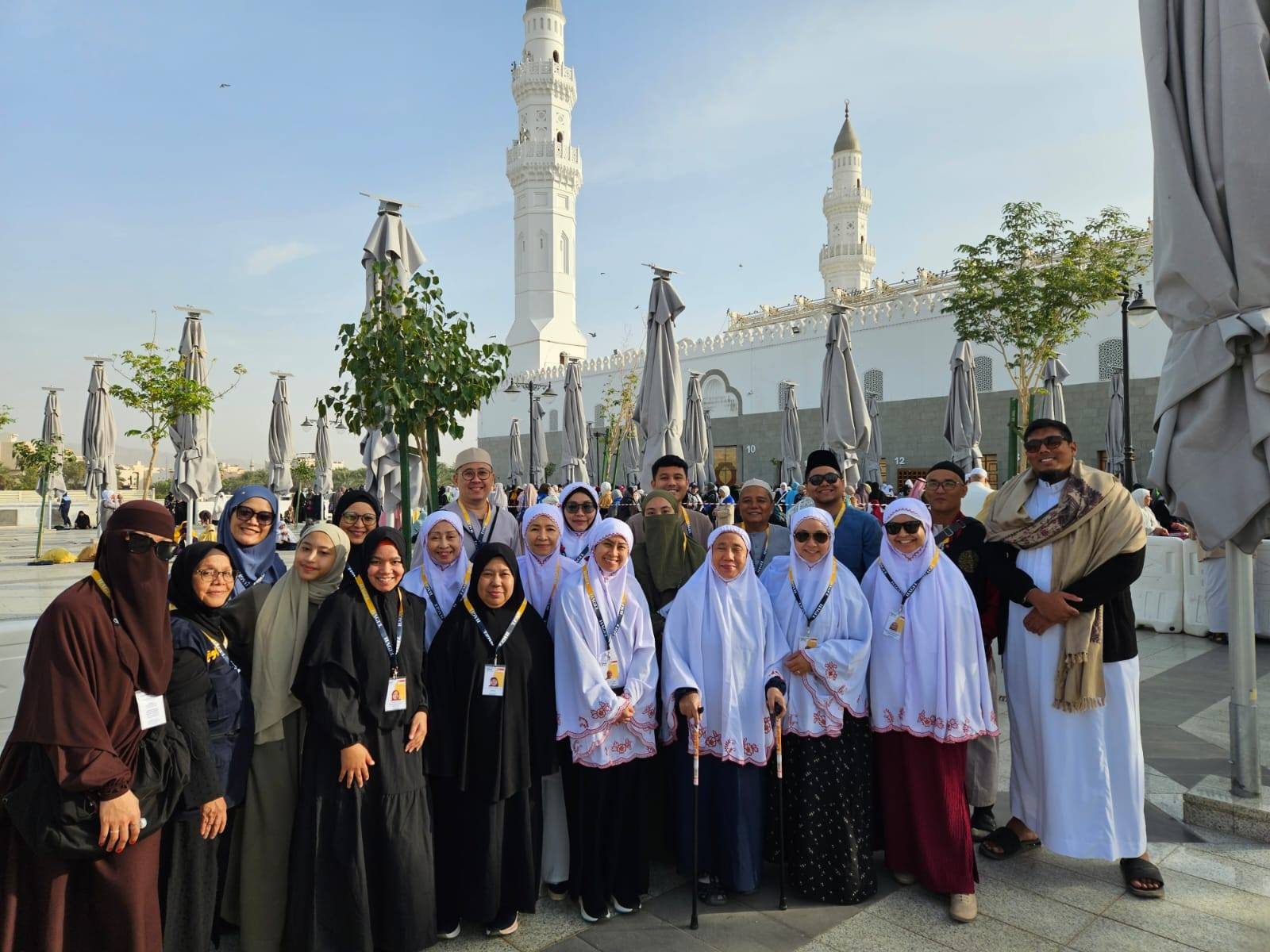 Hagel jema’ah in front of Masjid Quba, Madinah
