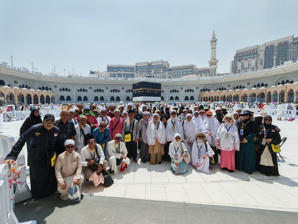 A Hagel group gathered in front of the Kaabah, Masjidil Haram